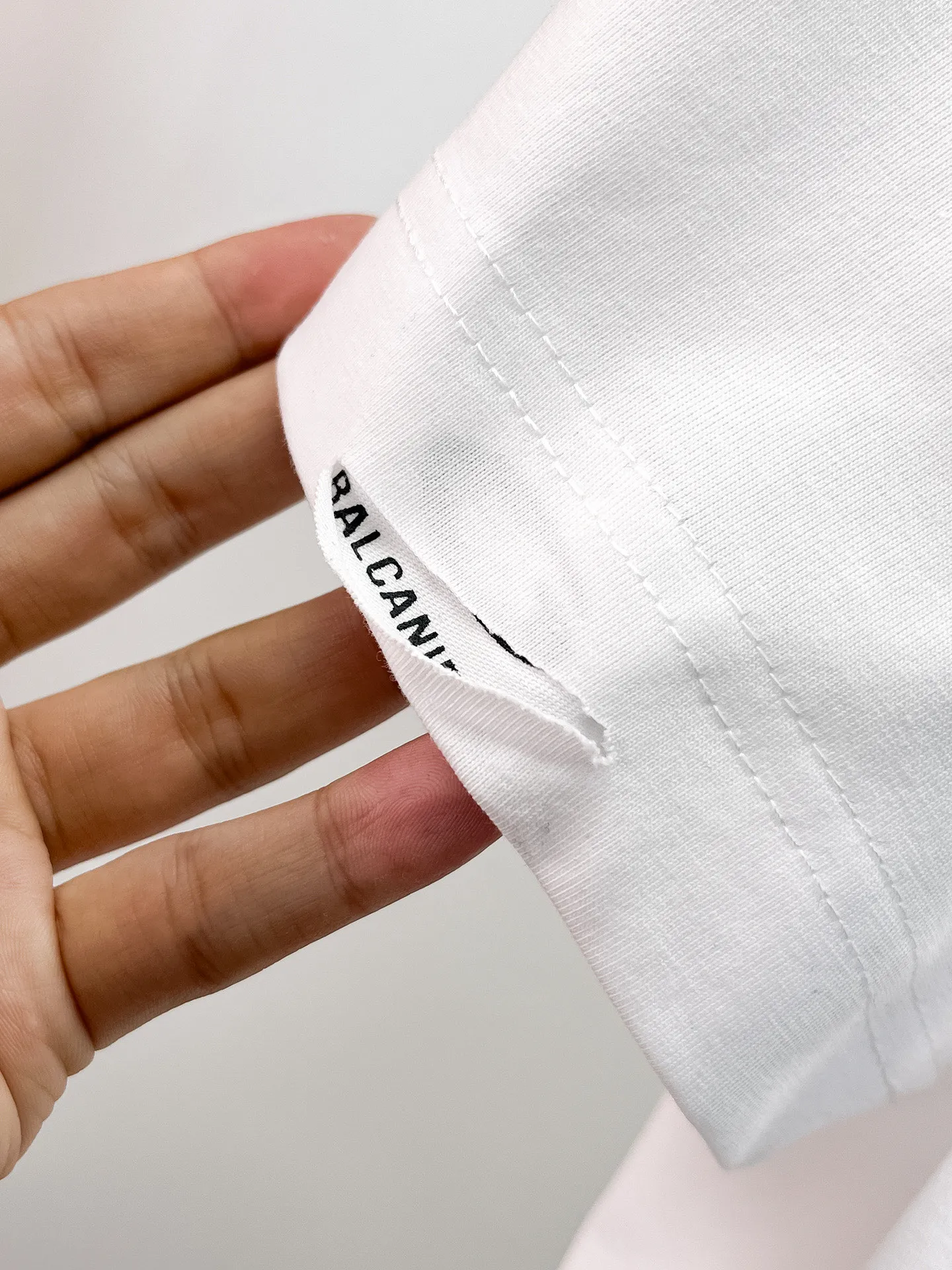 Balenciaga's high-end top-quality products 🐮2026 Spring and Summer New Arrival first counter, the latest New Arrival short-sleeved round neck T-shirt, Premium customized design, avant-garde and fashionable! Brand logo heavy craftsmanship design Premium customized 260g fabric. Soft to the touch. Comfortable to wear. Counter-level exquisite stitching. Fine workmanship. The upper body effect is incomparably handsome! A must-have item for men and women with the same style! Sizes: S~XXL When placing an order, please state your height and weight. The maximum wearing size is 210 pounds (one size larger)